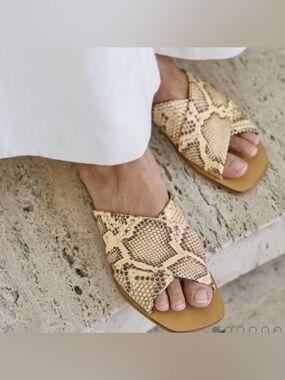 EVERLANE The Day Crossover Sandals